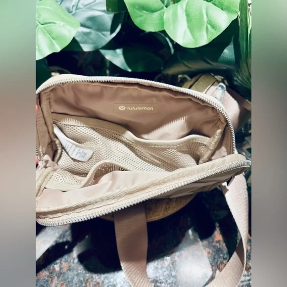 NWT Lululemon 1L Belt Bag LIMITED EDITION EXCLUSIVE in Trench/White Opal Logo - Picture 9 of 11